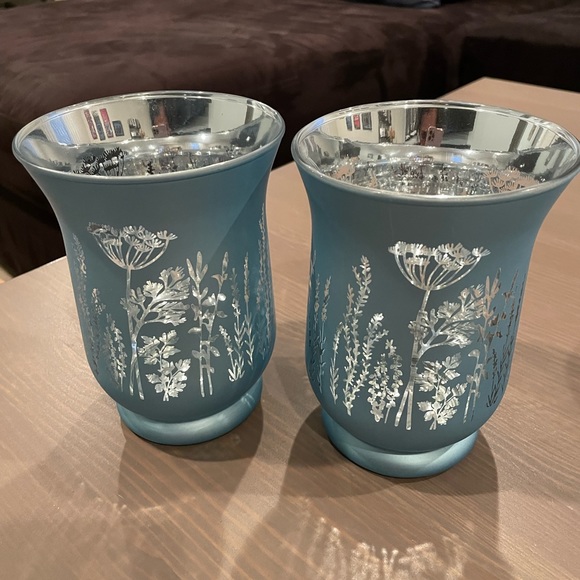 ❌SOLD❌ Blue & Silver Floral Glass Flameless Candle Holder w/ Flameless Candle - Picture 1 of 7
